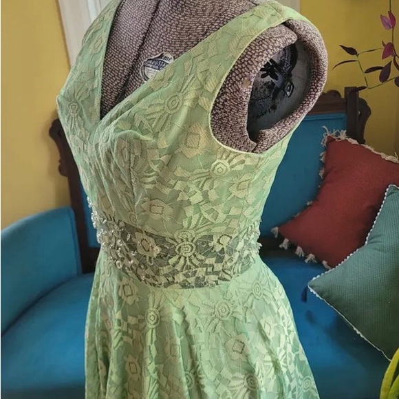 Vintage 1960s, 
House of NuMode cocktail dress sheer beaded midriff.
US 4. - Picture 4 of 9